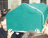 Erdoğan cenaze namazından sonra Kısakürekin tabutunu omuzlayarak bir süre taşıdı.