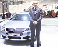 Dou Grubu Ynetim Kurulu Bakan Ferit ahenk yeni VW Passatn nnde poz verdi.