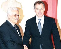 NGLTEREDEN YARDIM SZ...   Zirveye ev sahiplii yapan ngiltere Babakan Tony Blair, Mahmud Abbasa bizzat destek sz verdi.