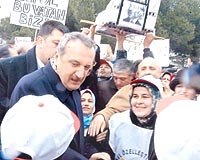 DYP lideri Mehmet Aar, Cevizli Sigara Fabrikasnda eylem yapan iilere destek ziyaretinde bulundu.