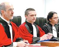 Pedofili davasn Hakim Eric Marechal (soldan ikinci) ynetiyor.
