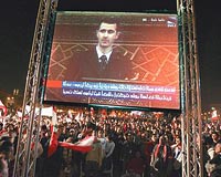Beyrutta binlerce kii bir meydanda toplanarak dev ekrandan Esadn konumasn dinledi.