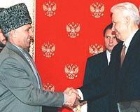 YELTSNLE GRMT....   Maadov 1997 ylnda Rusya Devlet Bakan Boris Yeltsinle grmt. een lider getiimiz gnlerde Putinle grmek istemi ancak kabul edilmemiti.