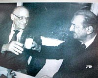 Trkiye Yazarlar Sendikasnn yemeinde Arthur Miller ve Haldun Taner.