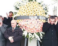 Engin zertenin cenazesinde, Haluk Ulusoyun gnderdii elengin, Levent Bakc ile Ersun Yanaln arasnda kalmas dikkat ekti.