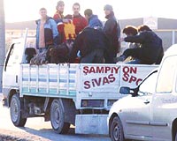 CMBOMA SVAS DESTE: G.Saray taraftar Sivasllar, Olimpiyat Stadna bir kamyonun arkasnda giderken, ok neeliydiler.