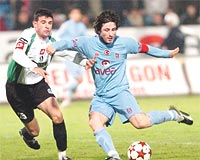ALTIN AINDA:1995-2000 arasnda, sezon boyunca en fazla 4 gol atabilen Fatih Tekke, 2002de 13, geen yl da 11 gol atmt... Bu yl zirveye ulat... Ve, lig daha bitmedi.