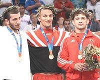 Karam (ortada) Atinada altn madalya kazanmt. Msrl greiyeyar finalde yenilen zal (sada) ise bronz madalyann sahibi olmutu.