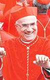 VATKANIN SEMPATK YZ: Cenova Bapiskoposu Tarcisio Bertone, Vatikanda enerjik ve sempatik tavrlaryla tannyor.