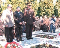 Orgeneral Tolon, Vali Gler ve Bakan Topba ehitlerin mezar banda sayg duruunda bulundu.