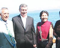 Bakan Osman Pepe ve Yavuz Donat, turist Japonlarla hatra fotoraf ektirdiler.