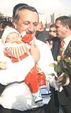 Mehmet Aar miting meydannda bir bebei kucana ald. 