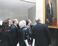 ATATRK PORTRESNN HKYES  Kulelerinin giriindeki Atatrkn portresinin anlam byk. Resim 1932de yurtdnda alan ilk milli ube olan  Bankas Hamburga Atatrk tarafndan imzalanp, yollanm. 