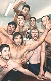 HAKETTLER Sar-lacivertli basketbolcular, Avrupa Liginde final-foura karak, camiaya byk bir sevin yaatrken, kendileri de ocuklar gibi sevindi.