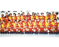 Milli takmlarda bulunan isimler dndaki futbolcular Metin Oktay Tesislerindeki tantma katld. Futbolcular formalar beendi.