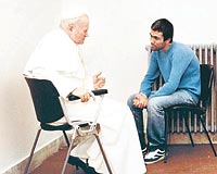 Acay hapiste ziyaret eden Papa, onu affettiini sylemiti. 