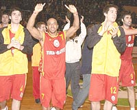 Galatasaray, Tuborg deplasmannda ald galibiyetle kmede kalma yolunda dev bir adm att.