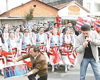 Trabzonsporlu taraftarlar, dn stanbul Kirazltepede Trk bayrana sayg iin horon teptiler...