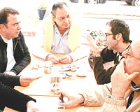 Emre Akz, Nebil zgentrk, Reha Muhtar, Mansur Forutan ve Mehmet Barlas, Orhan Pamukun szleri zerine kan tartmay masaya yatrd.
