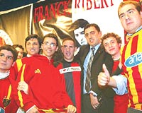 RZGARIN OLU: G.Sarayn Fransz futbolcusu Franck Ribery, St.Michel Lisesi rencilerinin sorularn yantladktan sonra onlarla beraber fotoraf ektirdi.