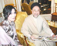 AMERKA GLGE ETMESN YETER... Paris muhabirimiz Belks Klkayann konutuu Hatemi, ABD desteine ihtiyacmz yok. Ataszndeki gibi, glge etmesin baka ihsan istemiyoruz dedi 