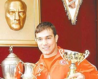 ATNADA GM... SABAH Spor dllerinde Yln Greisi seilen eref Erolu 2004 Atina Olimpiyatlarnda ikincilik almt.