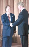 Ray Kurzweil, eski ABD Bakan Bill Clintonun elinden onur dl almt.