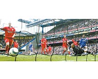 LDER TAKILDI Chelsea, Manchester City ile 1-1 berabere kalrken, bir puan kurtaran Fransz golc Didier Drogba bu sezon ligdeki 10. goln kaydetti.