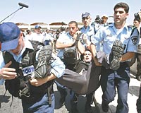 srail polisi Haremerifin bulunduu blgeye girmeye alan ar saclar yaka paa tutuklayarak gzaltna ald. Filistinliler ise sraillilerin El Aksa Camiine girmesini engellemek iin areyi kapnn nnde yatmakta buldu.