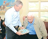 SRAL BAYRAI DESENL KOLATA KRAM ETT.... ABD Bakan Bush, srail Babakan aronu iftliinde kapda karlad. Toplantya gemeden nce ksa sre sohbet ettiler. Bush, bizzat ikolata ikram etti.