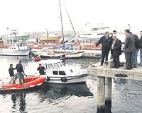 TEKNELER VNLERLE EKLD... Kadky Belediyesi ekipleri yaklak 10 tekneyi vinlerle ekerken, tekneciler polis ve zabtaya kar koymak istedi. ekilen tekneler ise trlarla belediye depolarna gtrld.