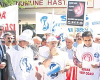 ADANA: Adana Tabip Odas yelerinin eylemine eitli sendika temsilcileri de destek verdi. 