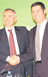 Benetton CEOsu Silvano Cassano (solda), Cem Bey ve ekibi bizi ok etkiledi derken Boyner, Bu ortaklk lkeler arasnda rn akn artrarak fiyatlar aa ekecek dedi.
