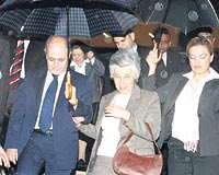 Cumhurbakan Sezere oyun knda yamur nedeniyle emsiye uzatld. Cumhurbakan, emsiyeyi kendisi tarken Semra Hanm koluna girdi.