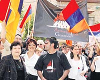 Kudste kk bir Ermeni grubu, dn Trkiye aleyhtar gsteri yapt. Sz konusu grup, Trkiye aleyhine pankartlar tayarak, Ermeni mezarlna kadar yrd.