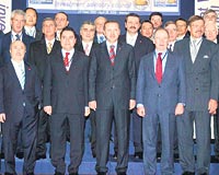 Toplam cirolar 900 milyar Euroyu bulan 19 CEO, Babakan Erdoan, Maliye Bakan Kemal Unaktan ve Devlet Bakan Ali Babacan ile toplant sonras aile fotoraf ektirdi.