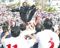 Sivassporlu oyuncular, hocalar smail Kartal sevinten havaya frlattlar... Krmz-beyazl taraftarlar da Sivasta sabaha kadar kutlama yaptlar...