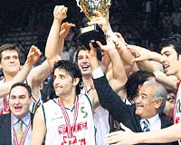 lker, kupasn Basketbol Federasyonu Bakan Turgay Demirelin elinden alrken, st ste nc kupann sevinci byk oldu.