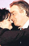 Seimleri kazanan Blairi ilk kutlayan Cherie Blair oldu.