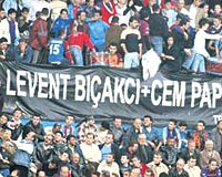 Trabzonspor seyircisi federasyon ve Papilaya tepkisini pankartlarla dile getirdi.