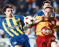 VARAN DRT: Galatasaray, evinde Trabzona yenildii matan sonra ligde st ste drdnc galibiyetini alarak ampiyonluk yarnda Fenerbaheyi takibine devam etti. Takmn Fransz yldz Ribery, ligdeki drdnc asistini yine ilk 11de balad bir karlamada yapt.