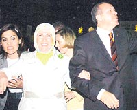 AK Partinin Anneler Gnnde dzenledii Kadn Kollar Toplantsna Emine Erdoanla birlikte gelen Babakan Erdoana kadnlar byk ilgi gsterdi.