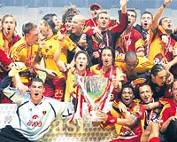 SEVN YUMAI: Galatasarayl futbolcular kupa treninde byk bir cokuyla sevindi. Bakan zhan Canaydn, 2002deki lig ampiyonluundan sonra ikinci kez kupa sevinci yaad.