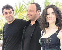 Irakl ynetmen Hiner Saleem (ortada) filminin iki barol oyuncusu Nazmi Kirik (solda) ve Belcim Bigin (sada) ile objektiflere poz verdi.