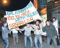 Samsun galibiyetini kutlayan Trabzonlular G.Saraya pankartla gnderme yapt.