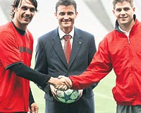 NCE FAR-PLAY Hakem Gonzales, kaptanlar Maldini (Milan) ve Gerrardla (Liverpool) dn Olimpiyat Stadnda biraraya geldi.
