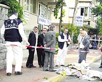 DOKUZ YERNDEN BIAKLADI... Eini sokak ortasnda 9 yerinden baklayarak ldren Ahmet Yaman, vatandalarca lin edilmek istendi.