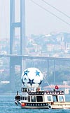 stanbul Boaznda Olimpiyat Stadndaki ampiyonlar Ligi finali ncesinde stne byk bir futbol topu bulunan tekne uzun sre tur att.