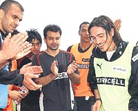Futbolcular antrenman sonras, Mustafa Doann doum gnn kutlad.