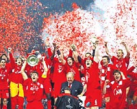 HERKES MUTLU... ampiyonlar Ligi finalini izlemeye stanbula gelen taraftarlar hi sorun yaamad. Organizasyonun kusursuzluu Trkiyenin Euro-2012 evsahipliini kazanmas yolunda da ok byk bir adm oldu. 